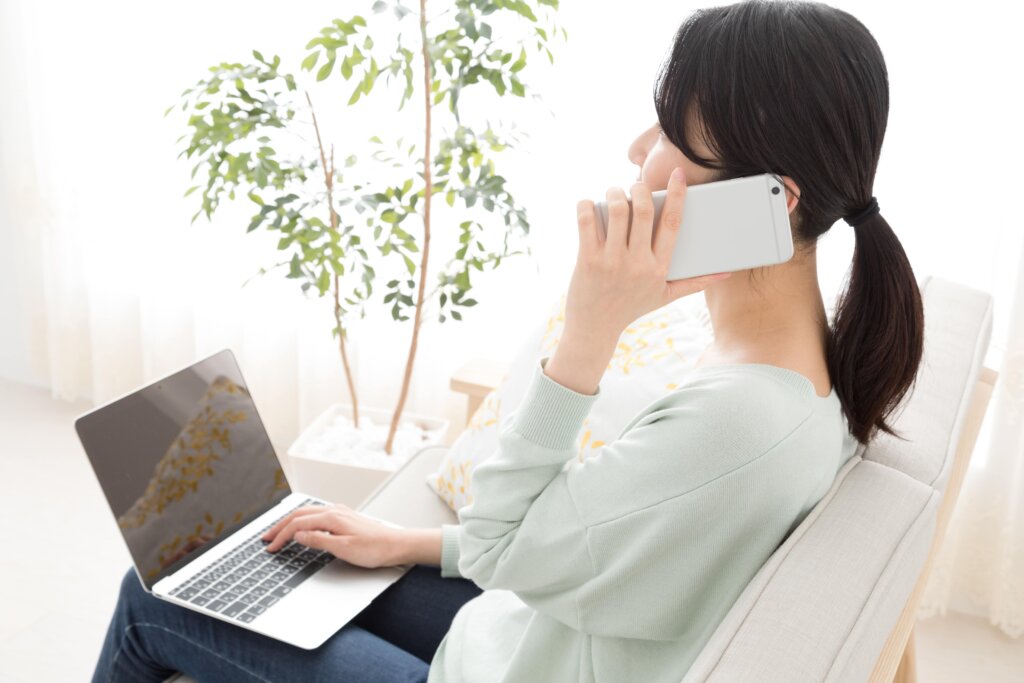 電話で話す女性