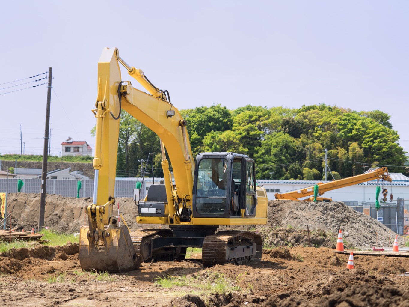 工事現場の油圧ショベル
